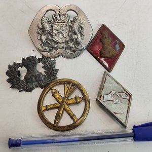 Lote siguiente: Lote de 5 Insignias Militares y de Colección: Argentina, España, Países Bajos y Francia