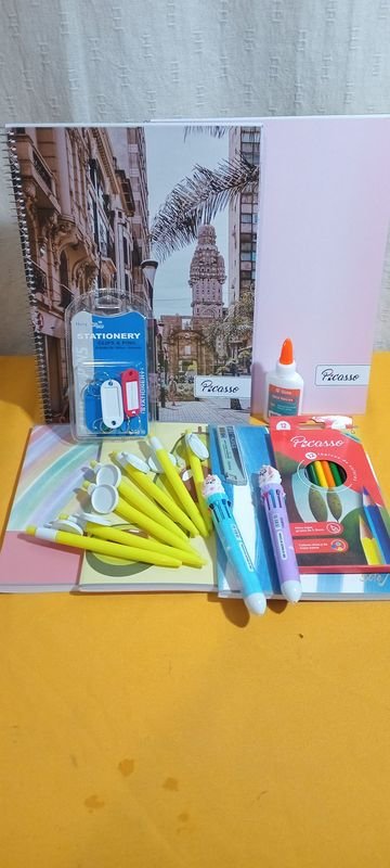 Estación de trabajo y materiales de escritura - imagen 1