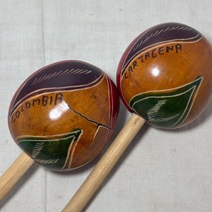 Maracas Artesanales de Madera y Calabaza, Decoradas con "Colombia Cartagena" - imagen 2
