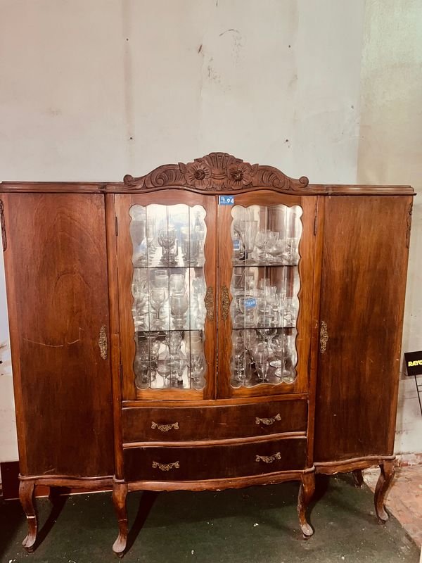 Lote anterior: Cristalería de 4 puertas con 2 cajones de madera