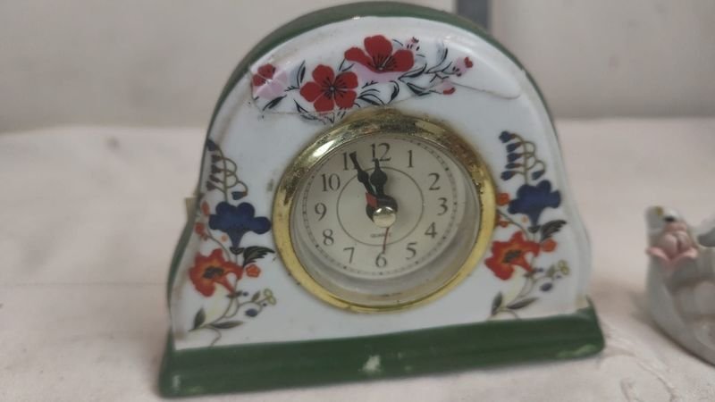 Relojes de porcelana con detalles florales y figura de cisne - imagen 3