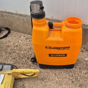 Lote anterior: Escalera Tijera de alumnio de 5 Escalones dañado el larguero izquierdo muestra un dobles en el aluminio - 2 Pulverizadoras con Faltantes - Mini Motosierra a la Vista