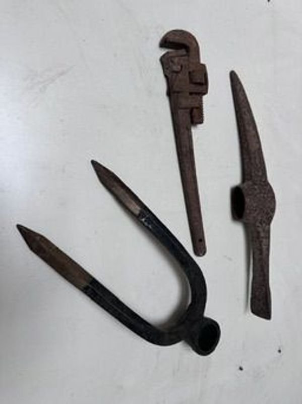 Lote siguiente: Llave de caño y aporcador antiguo