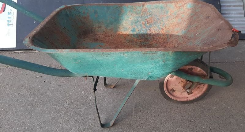 Carretilla de metal con rueda gastada - imagen 2