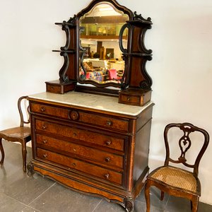 Lote siguiente: Cómoda Antigua con Espejo y Dos Sillas Estilo Victoriano