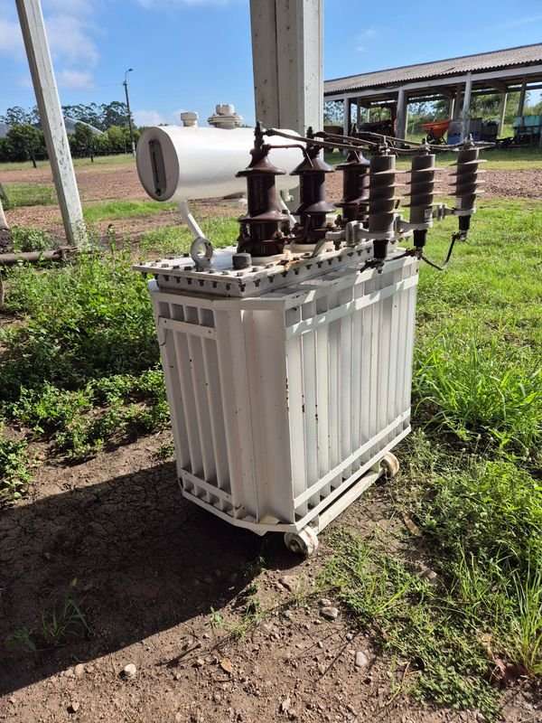 Transformador eléctrico blanco de 1,40 metros de altura, 0,90 metros de ancho y 0,55 metros de espesor - imagen 5