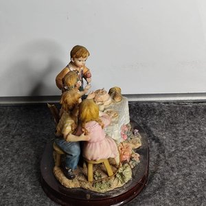 Figura "Cassinelli" de Niños en Mesa con Torta y Perro, Base de Madera - imagen 3