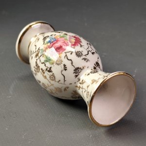 Lote de 5 Piezas de Porcelana Fina: Jarritas Limoges, Florerito Alemán, Calderita y Figura Schmidt - imagen 15