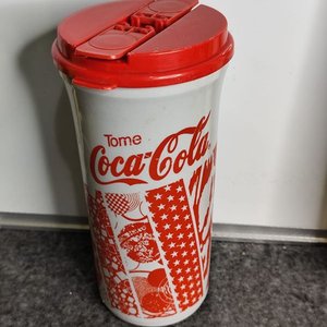 Vaso Grande Coca-Cola Plástico Blanco y Rojo con Tapa - imagen 3