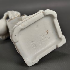 Figura de Porcelana Biscuit: Niña Tocando Instrumento Musical, Sellada - imagen 6