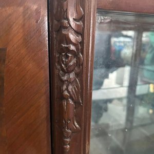 Cristalero Francés Antiguo de Madera con Detalles Tallados - imagen 4