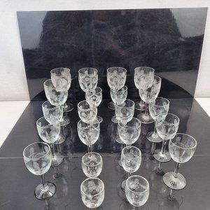 Colección de 22 Copas de Licor de Cristal Grabado - imagen 2