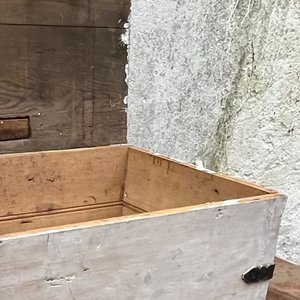 Baúl Antiguo de Madera Rústica con Herrajes Metálicos - imagen 4