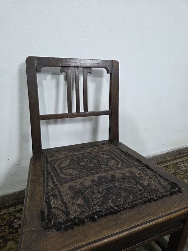 Silla de Roble con Mano de Metal y Tapicería - imagen 7