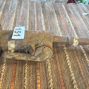 Lote siguiente: Pieza de Transmisión Metálica Oxidada con Brida