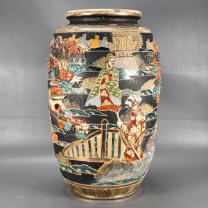 Jarrón Satsuma con Diseños en Relieve y Figuras Orientales - imagen 2