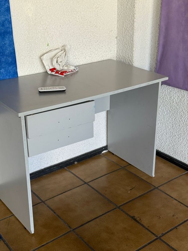 Mesita de Melamina con Control Remoto y Porta Candelabros