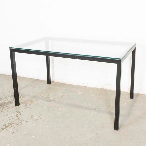 Mesa de Comedor Moderna con Base de Hierro Negro y Tapa de Vidrio