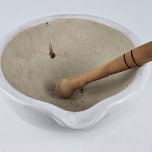 Mortero Antiguo de Porcelana Blanca con Mazo de Madera - imagen 2