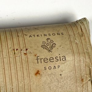 Petaca Antigua de Bronce y Jabón Freesia de Atkinsons - imagen 2