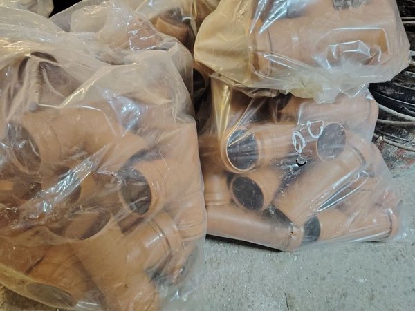 Tuberías plásticas T-shaped con inscripciones y gomas de goma - imagen 4
