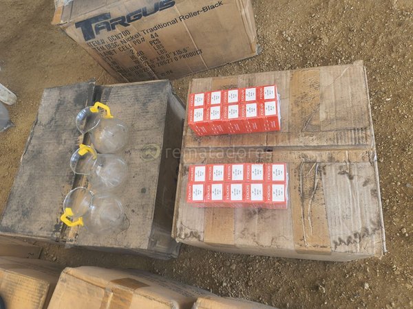 Lote de 4 Vasos con Asa Amarilla y Cajas de Pilas Focus