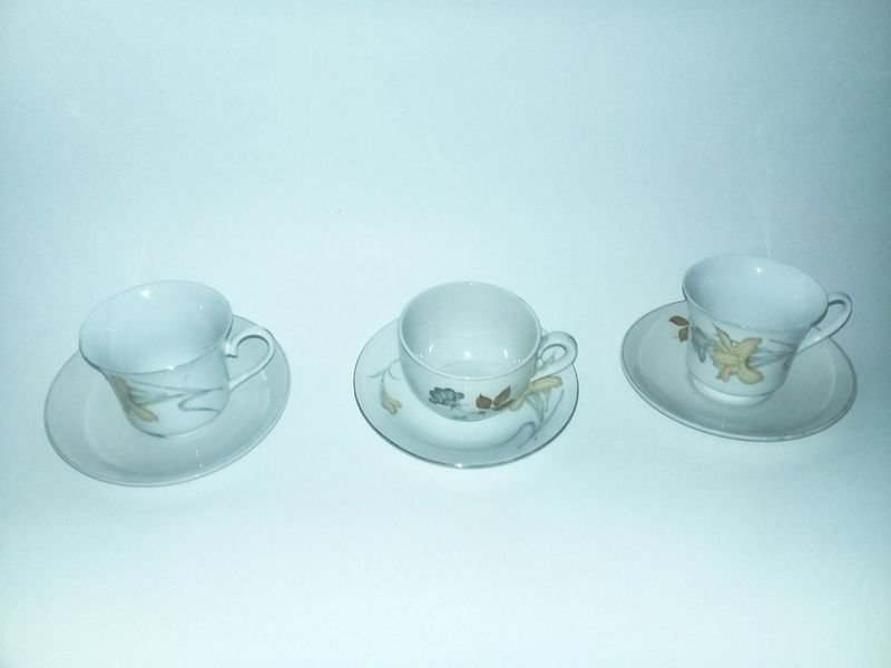 Conjunto de tazas y platos de porcelana con patrón floral - imagen 3