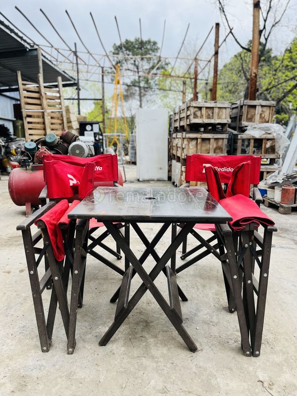 Juego de Mesa y Sillas Plegables de Director con Fundas Rojas