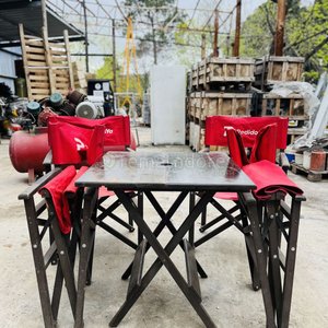 Lote anterior: Juego de Mesa y Sillas Plegables de Director con Fundas Rojas