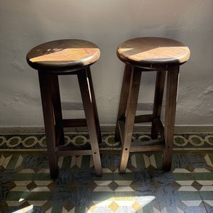Par de Banquetas Altas de Madera Oscura - imagen 4