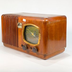 Lote siguiente: Radio Antigua Art Decó en Caja de Madera - Años 40