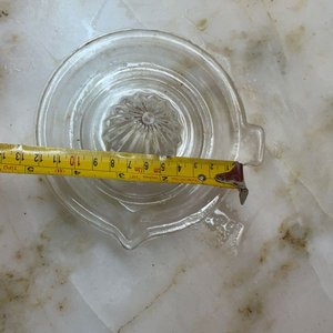 Lote de Bandejas Metálica y Plástica, Jarra y Exprimidor Manual de Vidrio - imagen 4