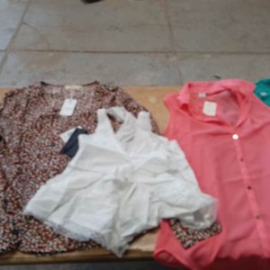Lote siguiente: Lote de 26 Prendas: Blusas, Kimonos y Vestidos