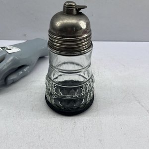 Mielera de Vidrio con Tapa Metálica y Base Negra - imagen 4