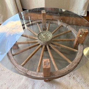 Lote siguiente: Mesa Ratona Rústica con Rueda de Carro Antigua y Tapa de Vidrio