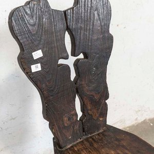 Silla Rústica de Paraíso con Detalles de Madera y Polillas - imagen 3