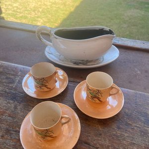 Conjunto de Pocillos de Porcelana con Platillos, Frasco para Café y Salsero de Cerámica - imagen 2