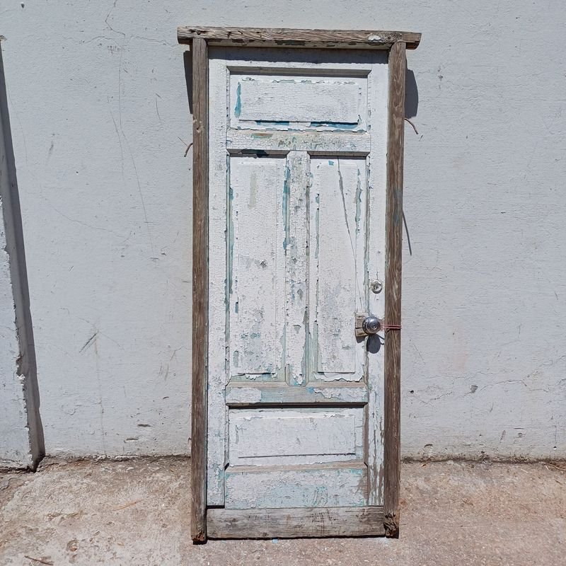 Lote anterior: Puerta antigua con cerradura y manija