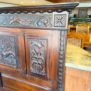 Mueble de madera tallada con tapa de mármol y banco antiguo - imagen 6