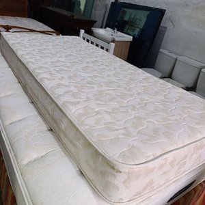 Colchón de 1 Plaza de Resortes Blanco y Beige - imagen 1