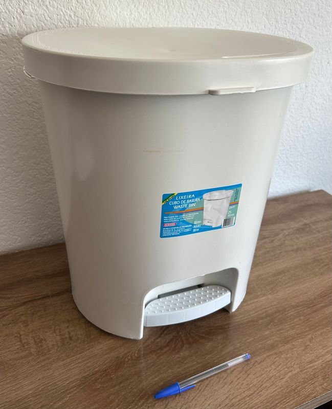 Lote siguiente: Papelera de 25L, nueva y de alta calidad