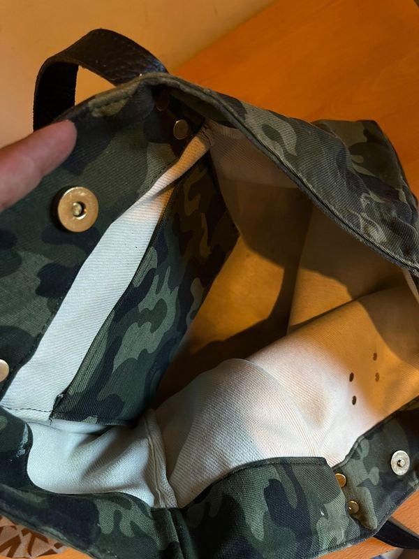 Cartera grande de tela camuflada Valeria Guzmán - imagen 5