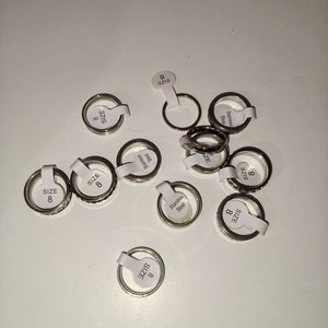 Lote de 12 Anillos Variados de Acero Inoxidable, Talla 8 - imagen 3