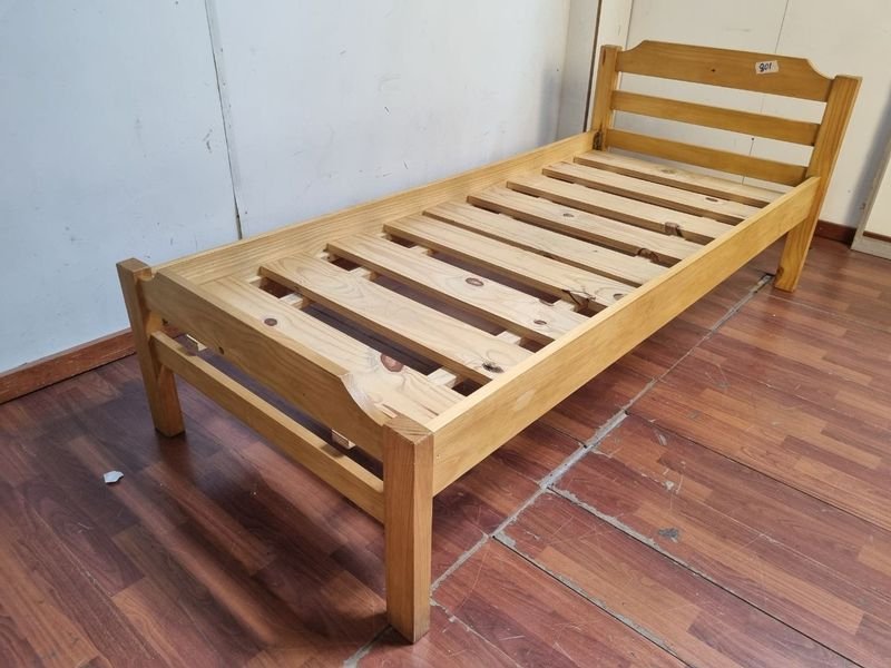 Cama de madera antigua con estructura y tablas - imagen 2