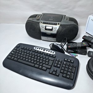 Lote de Electrónicos: Radio Grabador Aiwa, Teclado Belkin, Compresor y Más - imagen 2