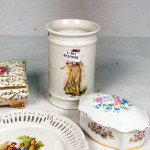 Lote de 4 piezas de porcelana: 2 alhajeros, platillo calado y florero - imagen 3