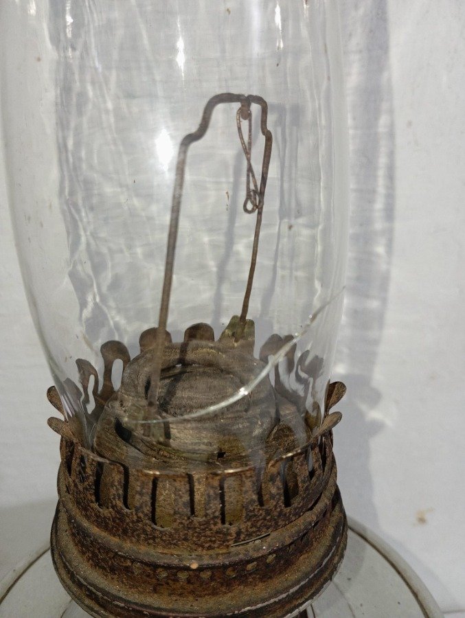 Lámpara de aceite antigua con chimenea de vidrio y base de aluminio - imagen 5