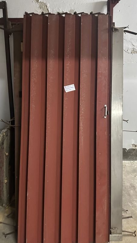 Puerta corrediza de chapa metálica para hogar
