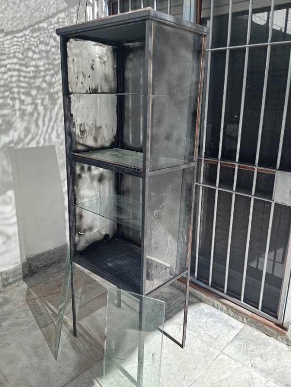 Vitrina para comercio, estructura de hierro y laterales y estantes de vidrio - imagen 3