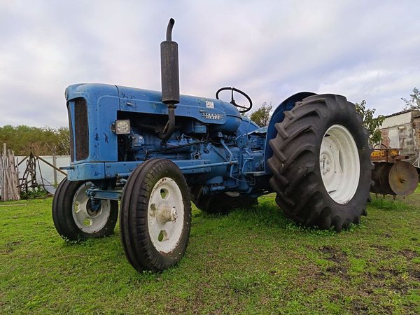 FORDSON MAJOR hay solo que ponerle bateria y andar, va con rastra, arado y disquera de 3 puntos, todo pronto para usar, el duño no dio muchas especificaciones sobre el pero parece ser del año 65 modelo fordson major E1A